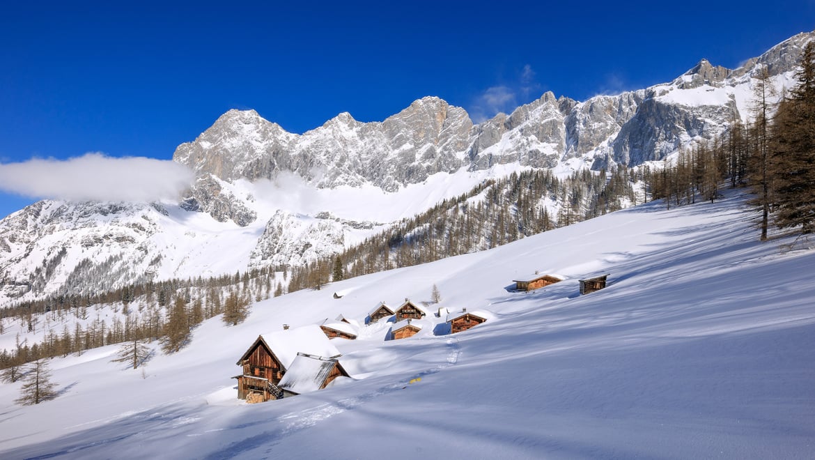 Winterwandern mit Dachsteinblick.