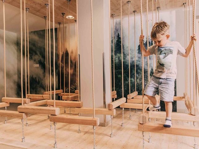 Indoor-Kletter- und Balancierbereich für Kinder mit Holz-Elementen
