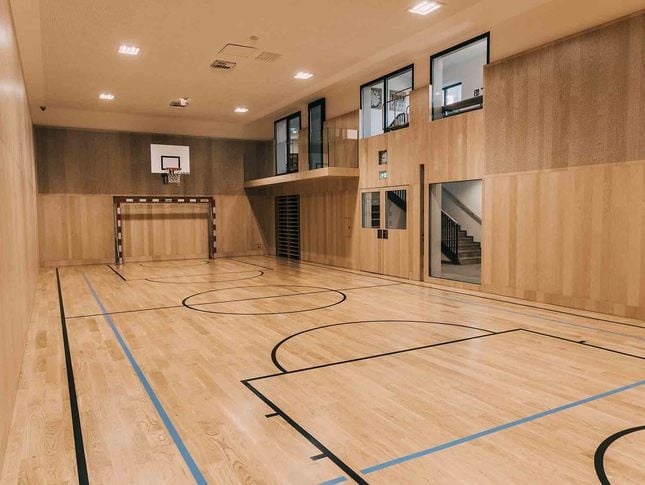Moderne Turnhalle im Familienhotel mit Basketballfeld und Sportbereich