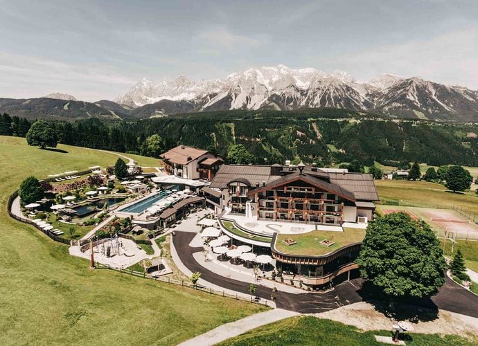 Familienhotel Schwaigerhof in Schladming mit Panorama-Dachstein Blick und Außenpool